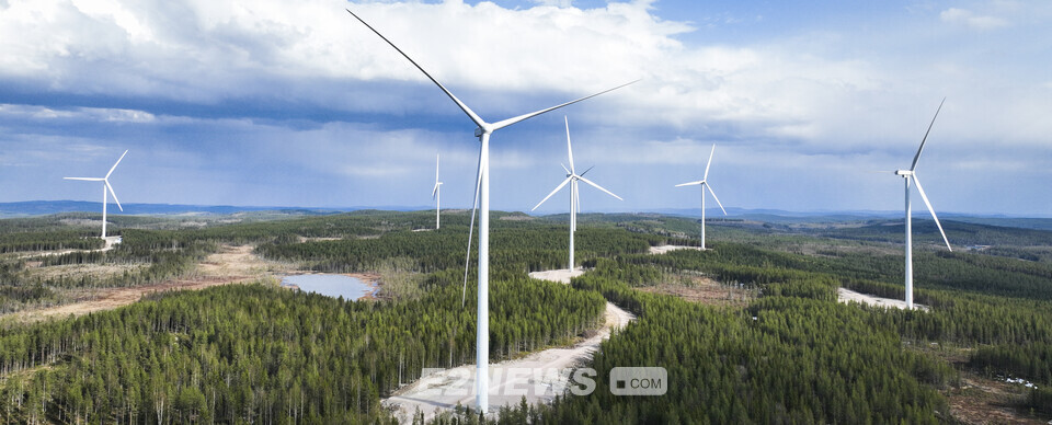 중부발전이 지분 45%를 보유한 스웨덴 구바버겟 풍력발전단지가 이달부로 재무적 준공(Financial Closing)을 달성해 13억원의 최초 배당을 시행했다. 사진은 구바버겟 발전단지 전경
