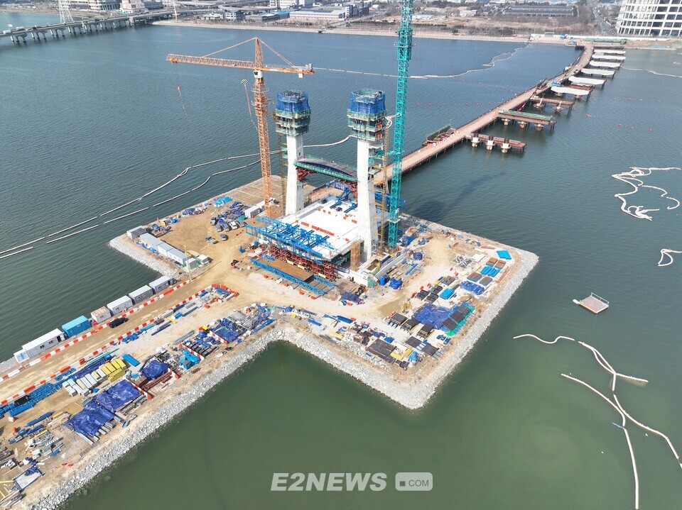 DL이앤씨가 시공중인 송산그린시티~시화MTV 연결도로의 주교량인 하모니 브리지에 첫 상판이 설치됐다.