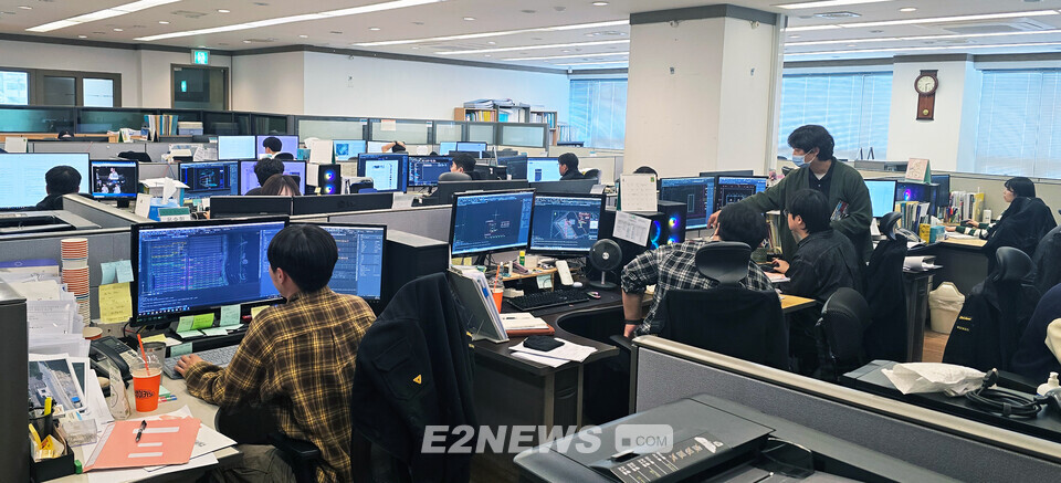 서울 성동구 성수동 두앤캔하우스 2층 에디슨전기 본사에서 엔지니어링본부 소속 직원들이 설계 업무를 수행하고 있다. 20여명의 특급·고급기술자를 포함, 임직원 45명이 재생에너지 특화 엔지니어링 서비스를 제공하고 있다.