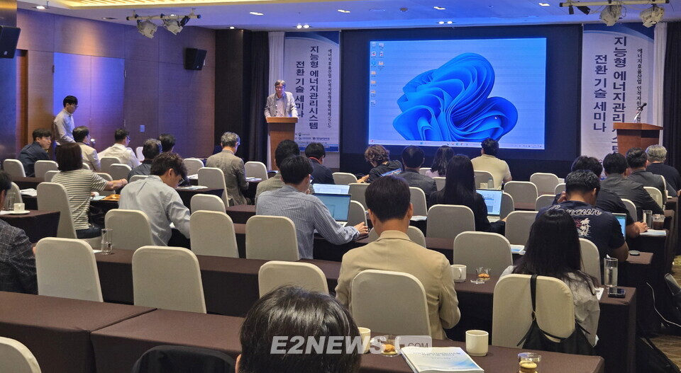 지능형 에너지관리시스템 전환 기술세미나에 참여한 박병훈 EMS협회 사무총장이 인사말을 하고 있다.