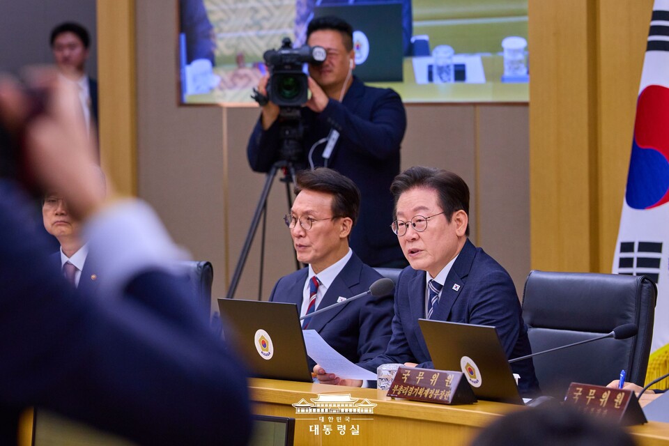 이재명 대통령이 16일 정부세종청사에서 열린 국무회의를 주재하고 있다.