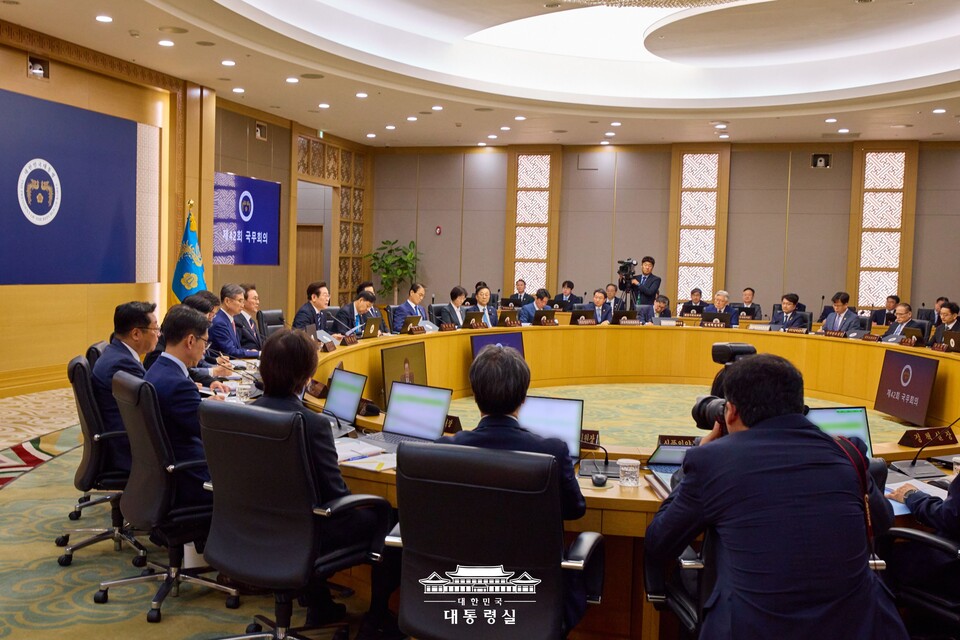 16일 세종청사에서 열린 국무회의에서 이재명 대통령과 국무위원들이 안건을 논의하고 있다.