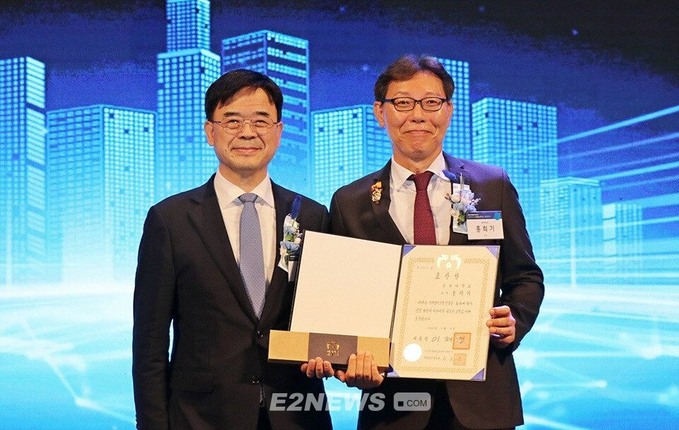 홍희기 경희대학교 교수(오른쪽)가 제10회 기계설비의날 기념식에서 이상경 국토교통부 제1차관으로부터 대통령 표창을 수상한 후 기염촬영하고 있다.