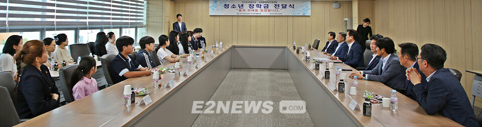 가스공사업협의회 김영태 회장을 비롯한 임원들이 장학금을 전달한 후 탈북 학생들과 학부모, 세계탈북여성지원연합 관계자들과 담화를 나누고 있다.