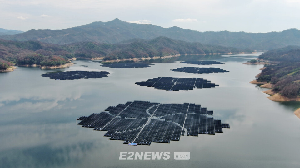 수자원공사와 한국수력원자력이 47MW규모 안동 임하댐 수상태양광발전소를 준공했다.
