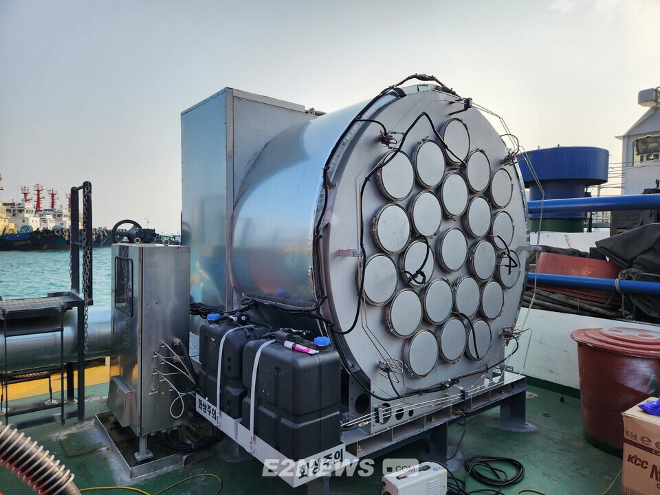 202톤급 해양환경공단(KOEM) 505 해룡호에 씨에이테크(CATech)가 해양수산부 과제로 설치한 DPF(미세먼지)+SCR(질소산화물) 제거장치다. 선박 엔진에서 배출되는 대기오염물질을 획기적으로 저감해 준다.