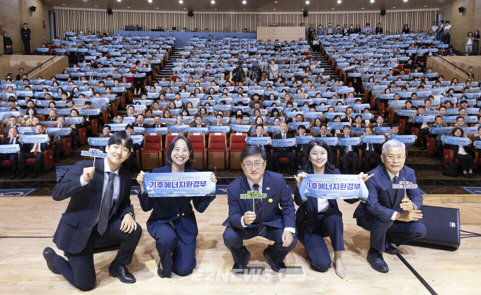 김성환 장관(가운데)과 김동철 한전 사장(오른쪽 끝)이 기후에너지환경부 출범을 축하하는 퍼포먼스를 벌이고 있다.