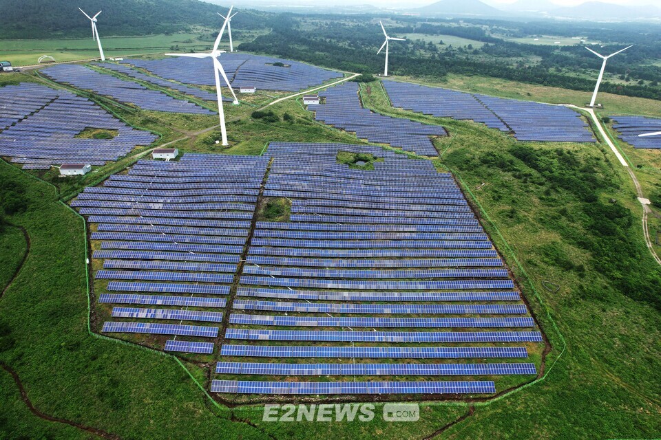정부가 재생에너지 중심 법제도 개선을 추진한다. 사진은 국내 민간기업이 보유한 제주도 서귀포시 13.5MW 규모 태양광발전소.