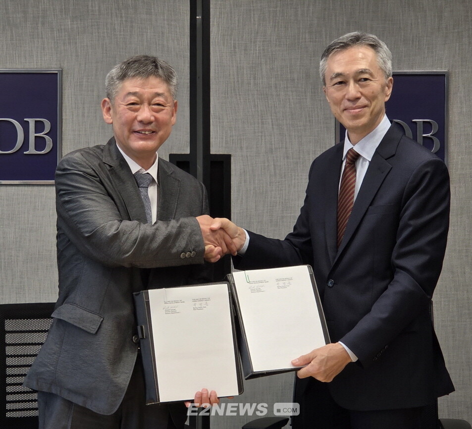 11일 마닐라에서 박병춘 에너지공단 부이사장(왼쪽)과 히데키 이와사키 아시아개발은행 에너지·수송부문 국장이 업무협약을 체결하고 있다.