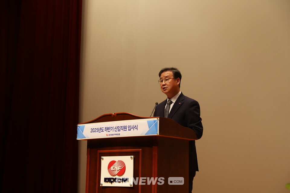 정창진 한전원자력연료 사장이 신입사원 입사식에서 환영사를 하고 있다.