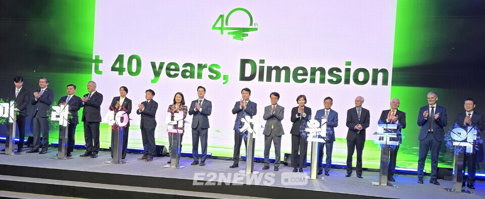 한국지역난방공사 창립 40주년을 맞아 '차원도약'을 다짐하는 퍼포먼스가 진행되고 있다.