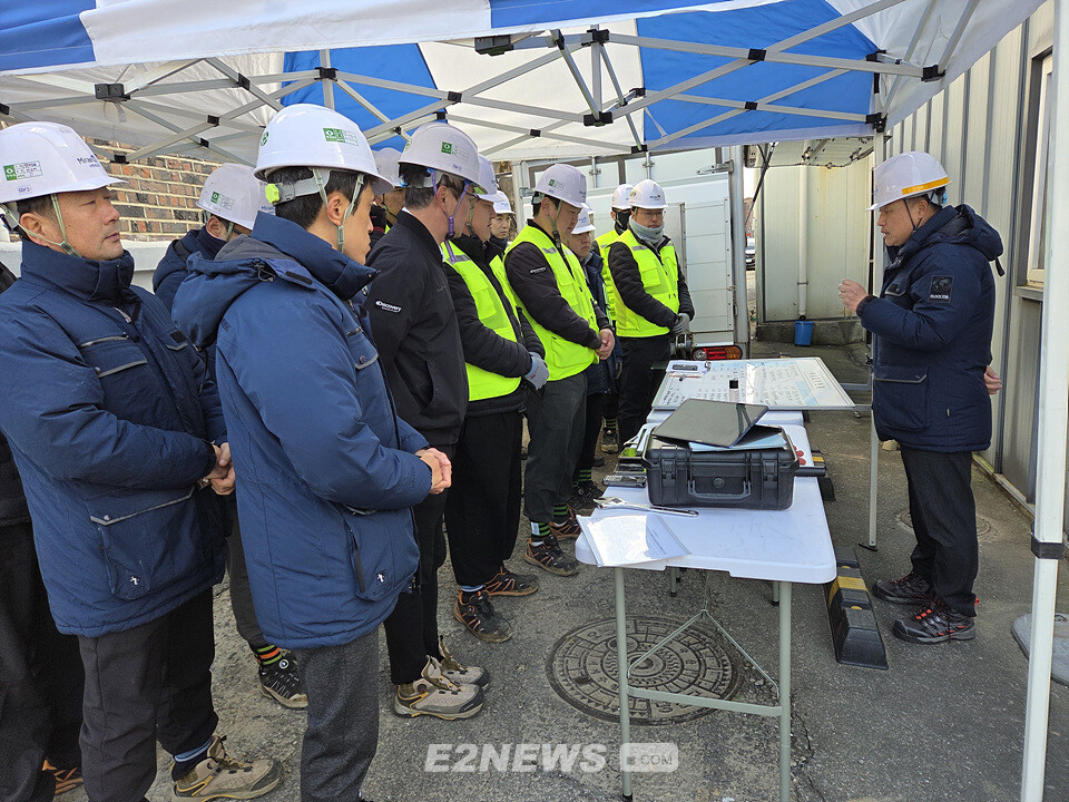 미래엔서해에너지 임직원들이 사고 원인과 피해 범위를 검토하고, 배관 복구 절차를 확인하고 있다.