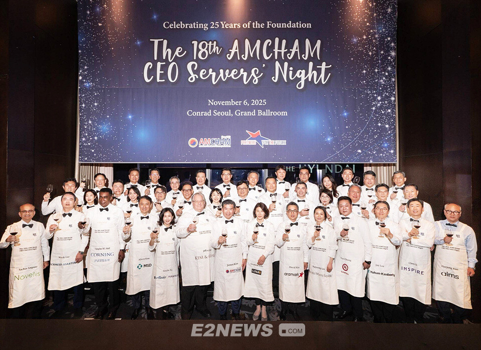 린나이가 후원한 ‘제18회 CEO 서버스 나이트’ 자선행사에서 일일 웨이터로 참여한 AMCHAM 회원사 최고경영자들이 사회공헌 의지를 다지고 있다.