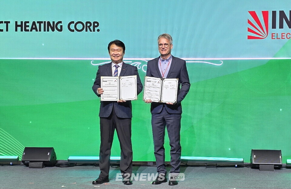 정용기 한난 사장(왼쪽)이 덴마크 이노파워 대표와 전극보일러의 기술 협력 및 제도적 지원책 협력을 위한 MOU를 체결하고 있다.