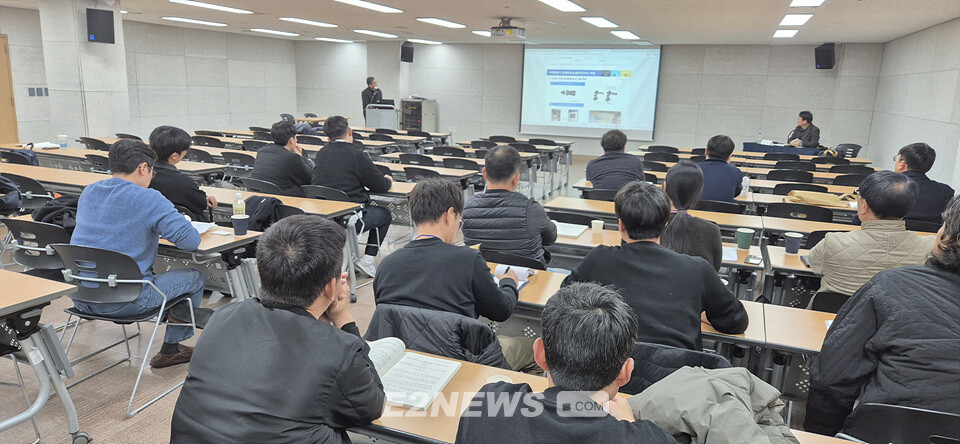 가스학회 가을 학술대회에서 진행된 분과별 논문발표를 산·학·연 관계자들이 경청하고 있다.
