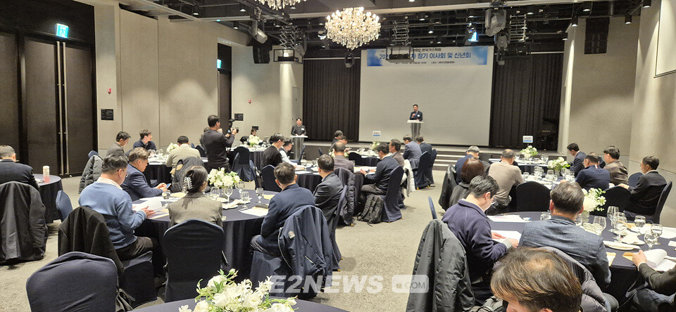 채충근 회장을 비롯한 제16대 임원진이 안건을 논의하고 있다.