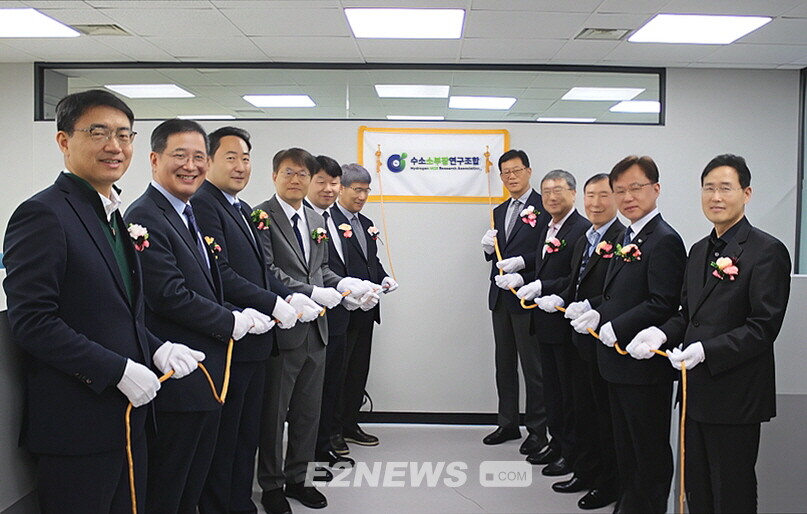 김재홍 수소소부장연구조합 이사장(오른쪽 맨앞)과 이사진들이 제막식을 하고 있다.