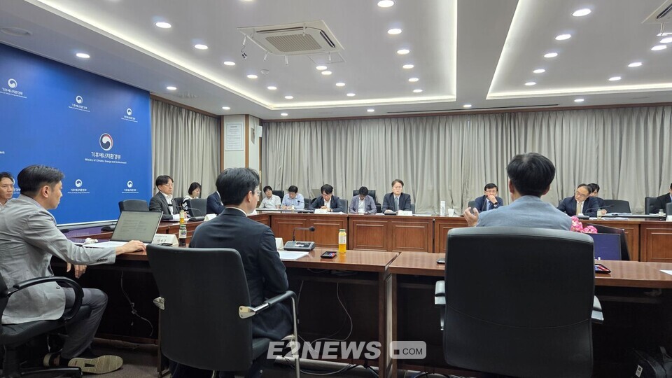 햇빛소득마을 ESS 사업 간담회에서 참석자들이 토론에 참여하고 있다.